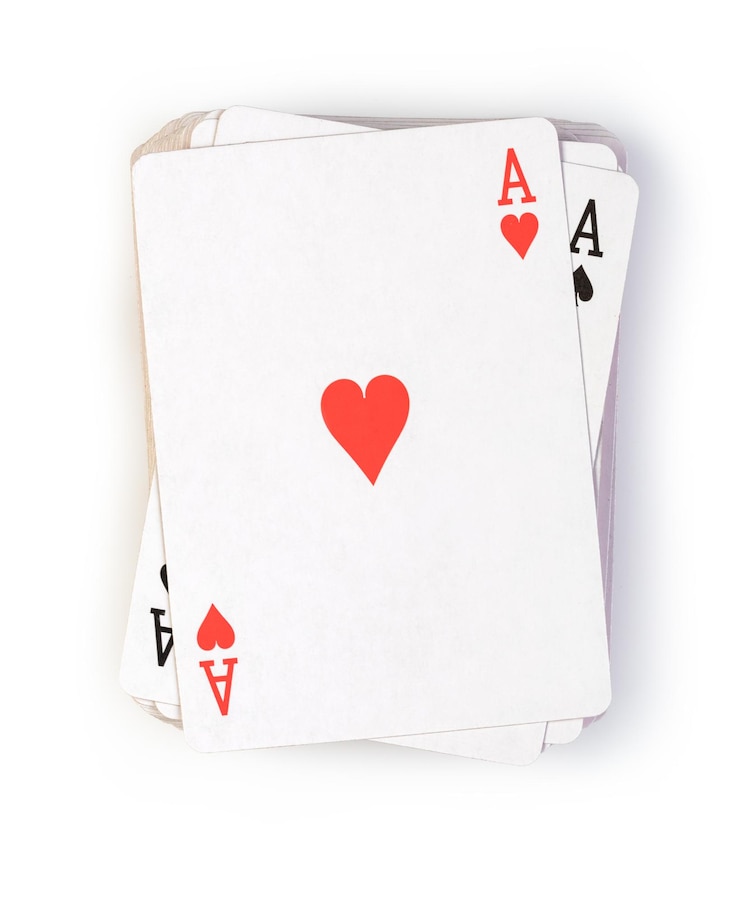 Photo jouer aux cartes sur fond blanc