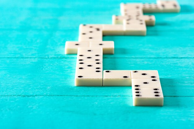 Photo jouer aux dominos sur une table en bois bleue