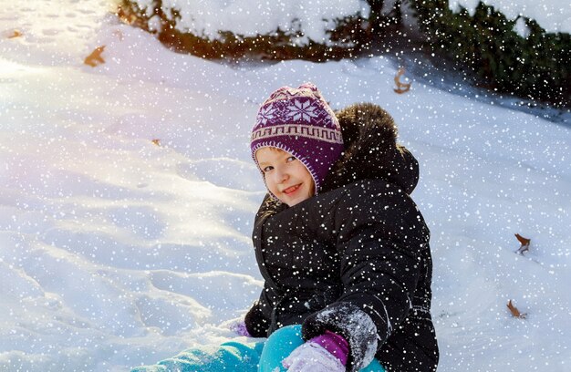 Jouer dans la neige en journée d'hiver