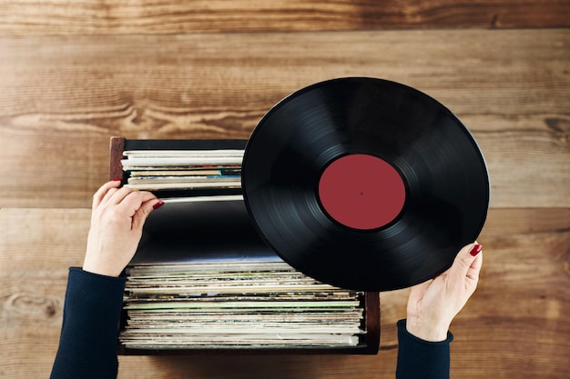 Jouer des disques vinyles écouter de la musique à partir d'un lecteur de disques vinyle de style rétro et vintage