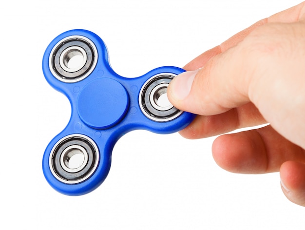 Jouer avec un Fidget Spinner bleu