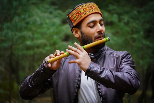 Jouer de la flûte Himachali Boy - Stock Images