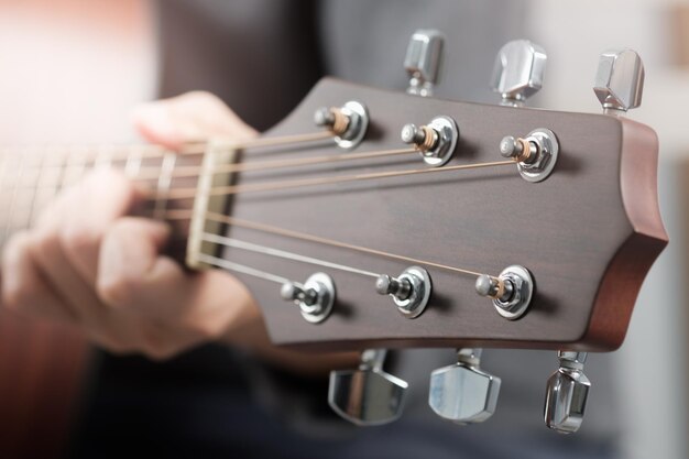 Jouer de la guitare à main coupée