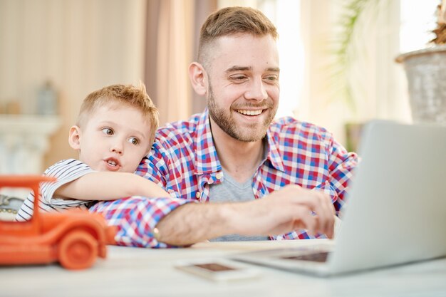 Jouer à un jeu informatique avec Little Son