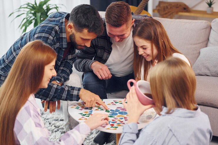 Photo jouer à un jeu de puzzle un groupe d'amis fait la fête ensemble à l'intérieur
