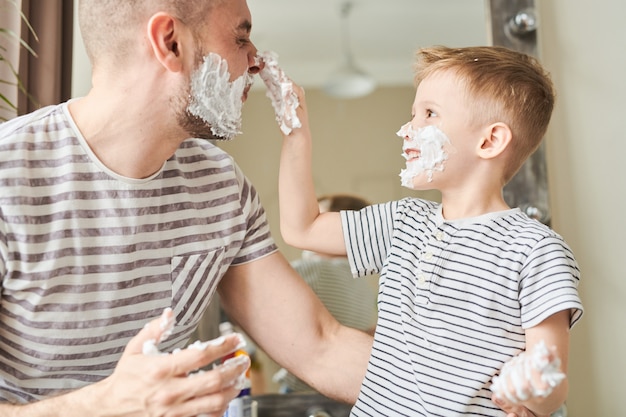 Jouer avec papa dans la salle de bain