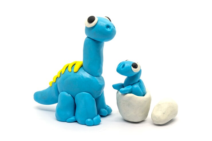 Jouer la pâte Brachiosaurus et oeuf sur blanc isolé