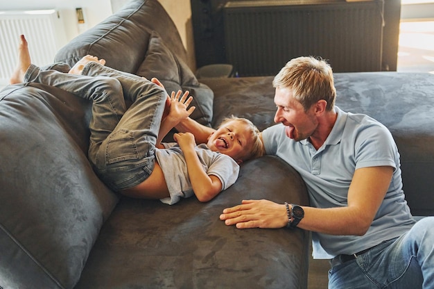 Jouer et s'amuser Père et fils sont à l'intérieur ensemble à la maison