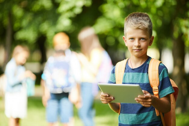 Jouer à la tablette avant l'école