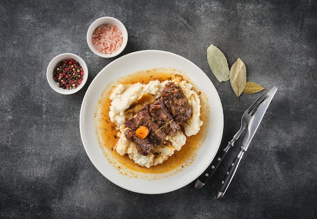 Joues de boeuf avec purée de pommes de terre sur plaque blanche