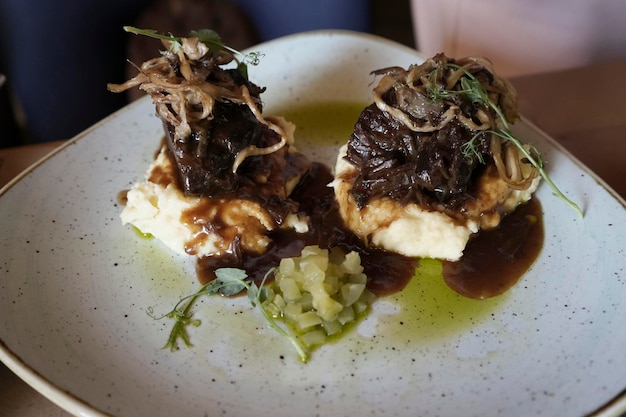 Photo des joues de veau avec des champignons et de la purée de pommes de terre un magnifique restaurant servant de la nourriture une nourriture appétissante