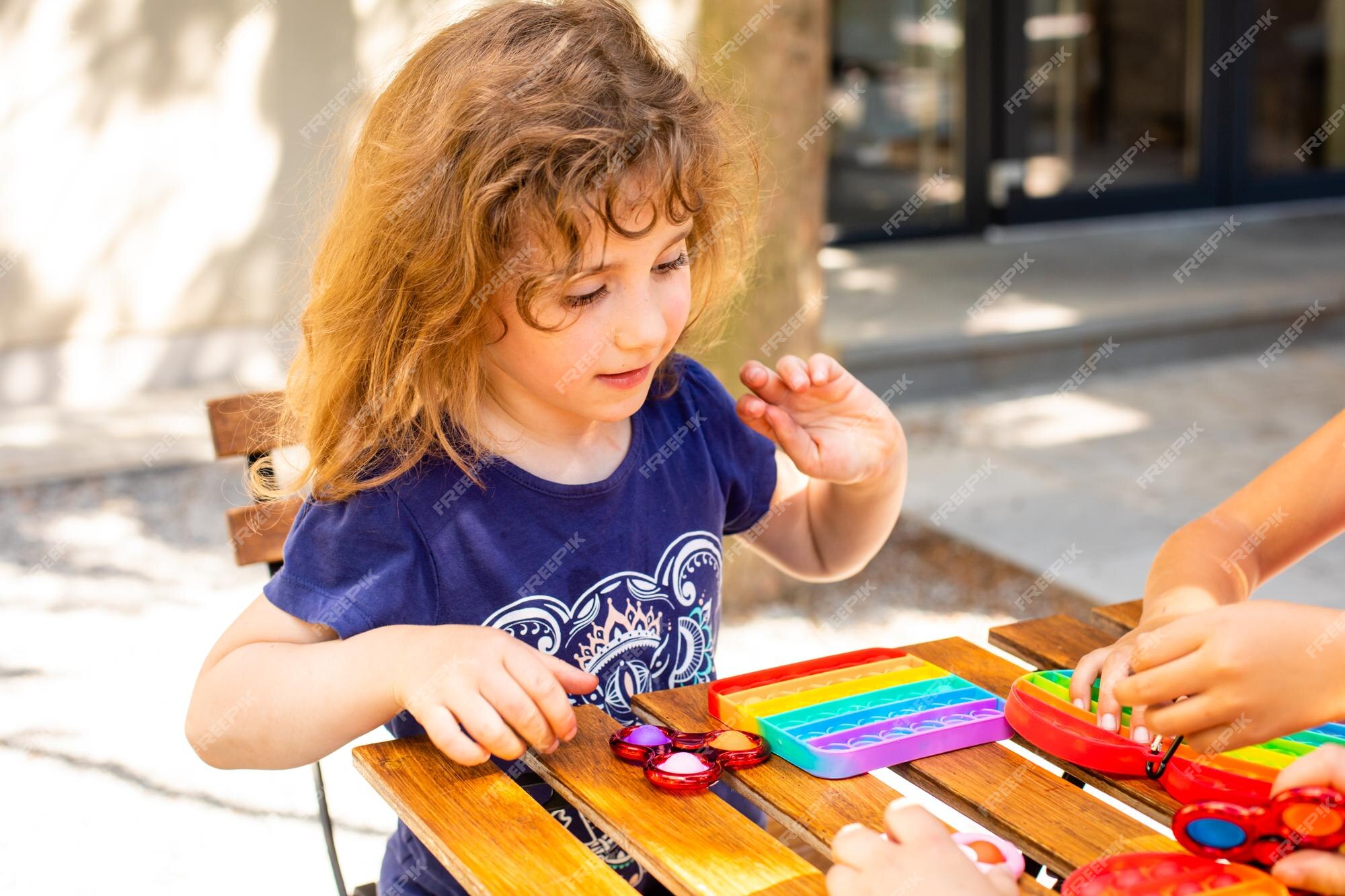 Jouet Anti-stress Coloré Fidget Push Pop Dans Les Mains De L'enfant