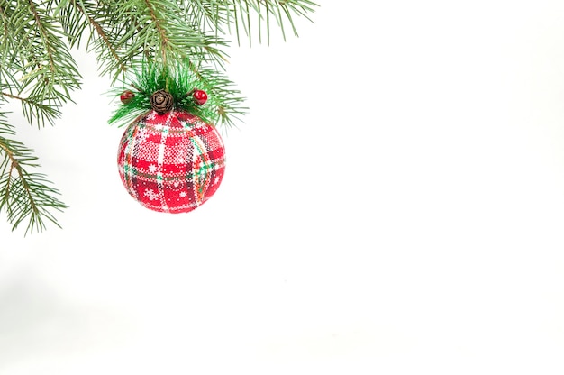 Jouet d'arbre de Noël ballon rouge sur une branche d'arbre