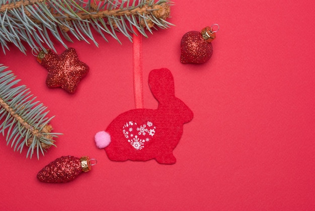 Jouet d'arbre de Noël en feutre fait maison et jouets de Noël en verre sur fond rouge