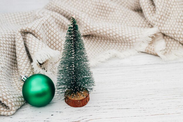 Jouet d'arbre de Noël pour la décoration sur une table blanche place pour le texte