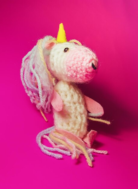 Un jouet au crochet de la jolie licorne