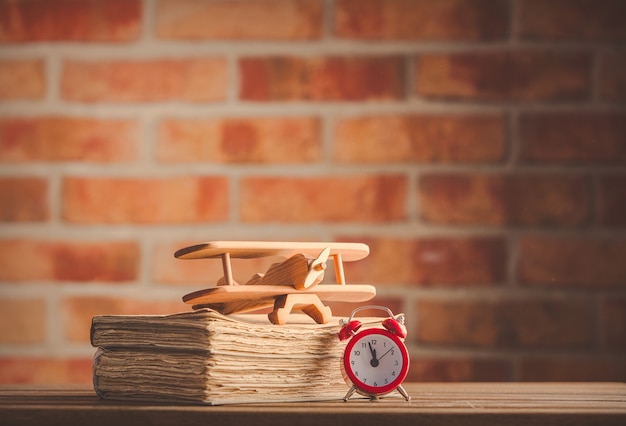 Jouet d&#39;avion en bois vintage et vieux livres