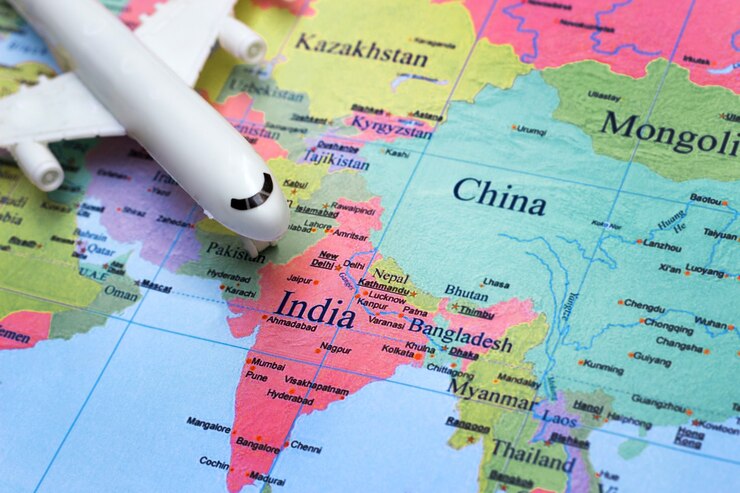 Photo jouet d'avion de foyer sur le pays de l'inde sur la carte dans le concept de voyage
