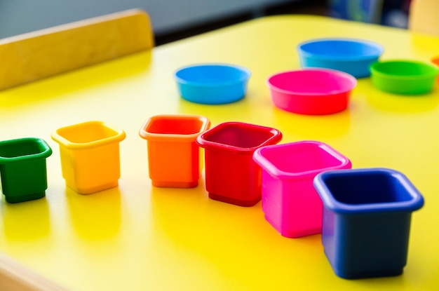 Jouet bébé seau coloré sur table jaune Horozintal photo