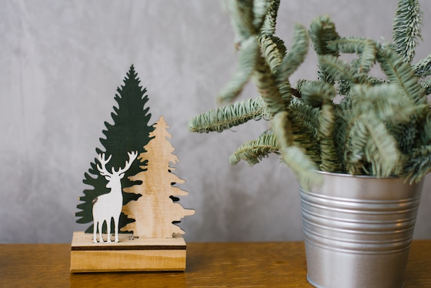 Photo jouet en bois: arbre de noël et cerf sur fond gris