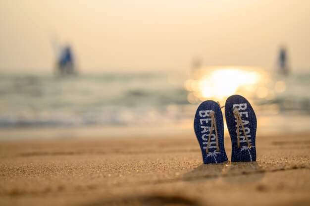 Jouet en bois avec coucher de soleil tropical sur la plage d'été. Fond naturel et paysage.