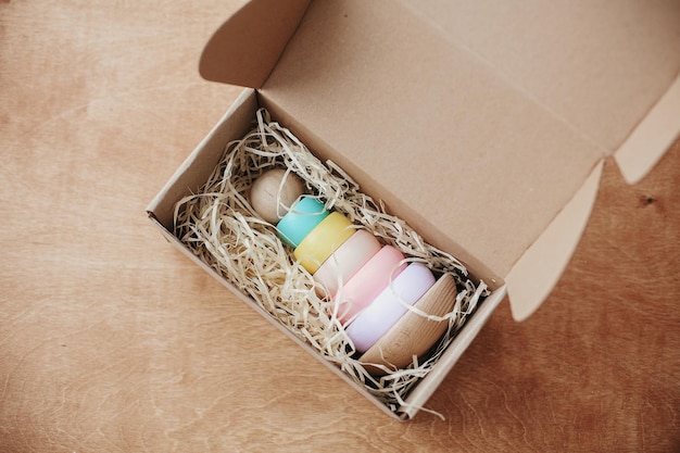 Jouet En Bois élégant Pour Enfant Dans Une Boîte Artisanale Sur Une Table En Bois Pyramide En Bois Colorée Moderne Avec Des Anneaux Aux Couleurs De L'arc-en-ciel Jouet écologique Sans Plastique Pour Tout-petit Jouet éducatif