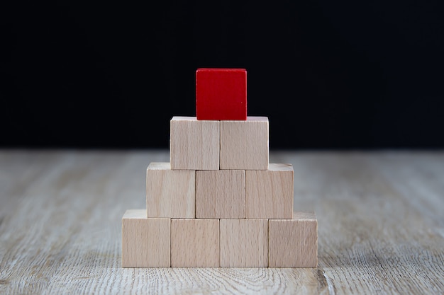 Jouet en bois empilé en forme de pyramide sans graphisme.