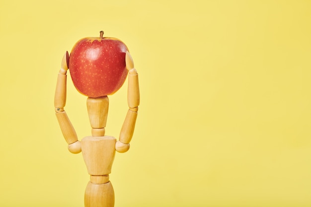 Jouet en bois avec pomme