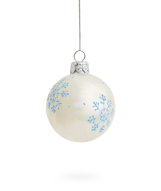 Jouet boule de Noël isolé sur fond blanc