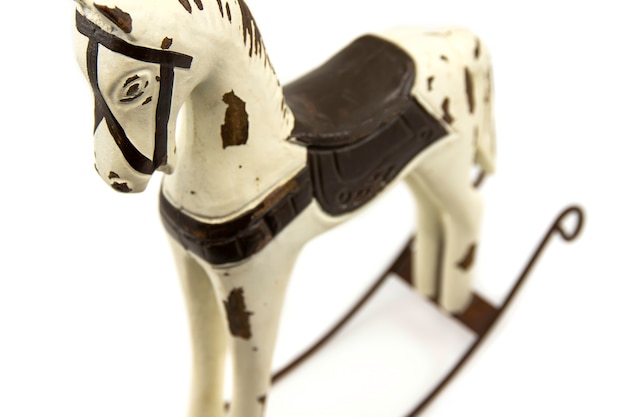 Jouet cheval à bascule en bois sur fond blanc