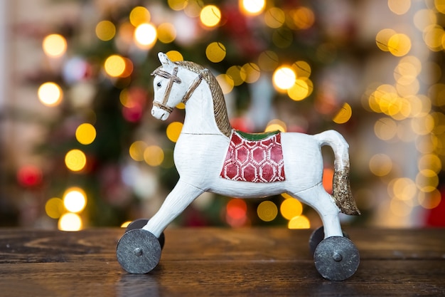 Jouet de cheval de Noël sur fond flou flou