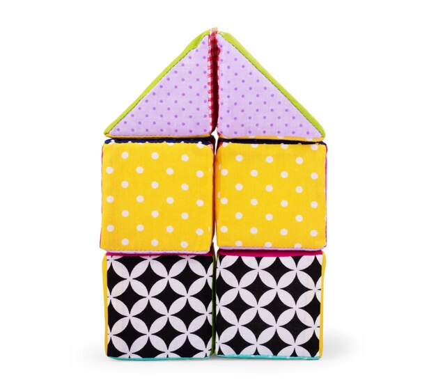 Jouet cube en peluche coloré isolé sur blanc