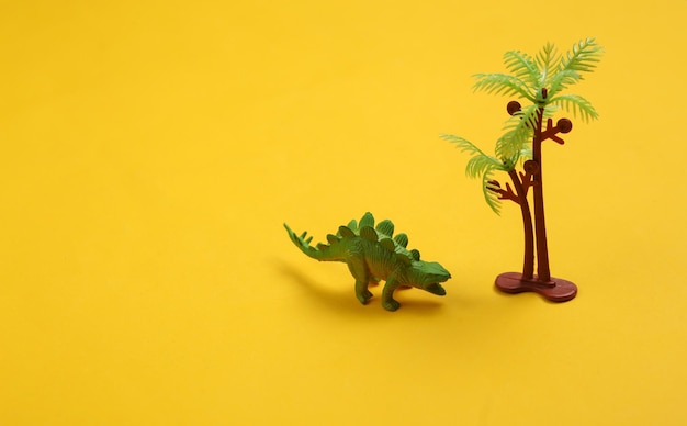 Jouet dinosaure stegosaurus sur fond jaune