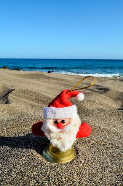 Le jouet du Père Noël sur la plage de sable