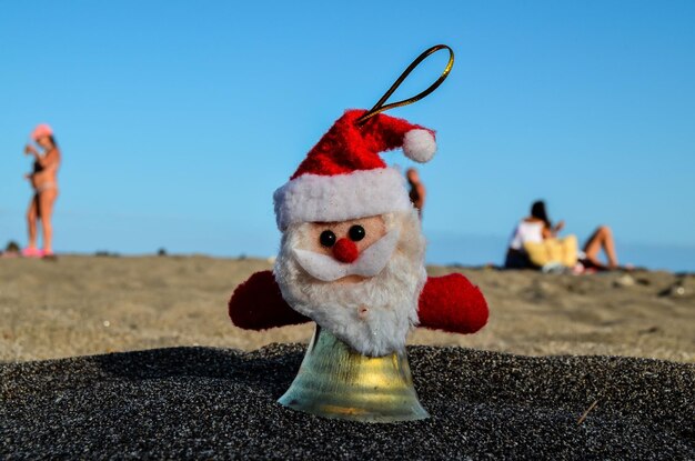 Photo le jouet du père noël sur la plage de sable