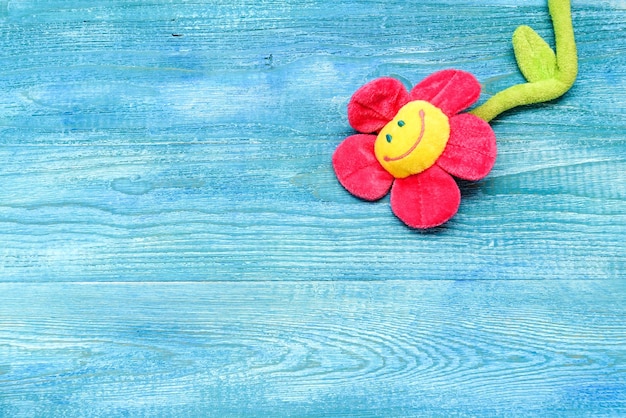 Jouet de fleurs douces sur une vue de dessus de table en bois bleu et espace de copie