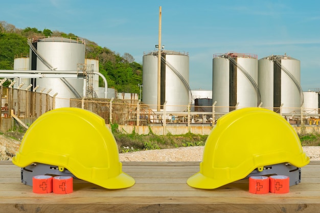 Jouet jaune dans l'usine contre le ciel