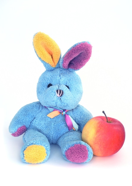 Jouet le lapin multicolore doux avec une pomme