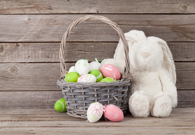 Jouet lapin et panier d'oeufs de Pâques