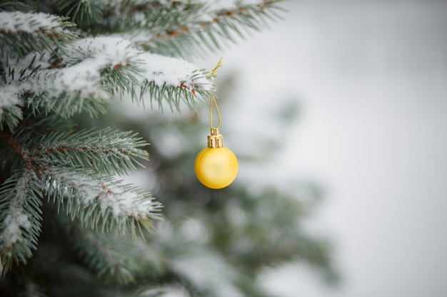 Jouet de Noël sur l'arbre de Noël enneigé. Fond de noël