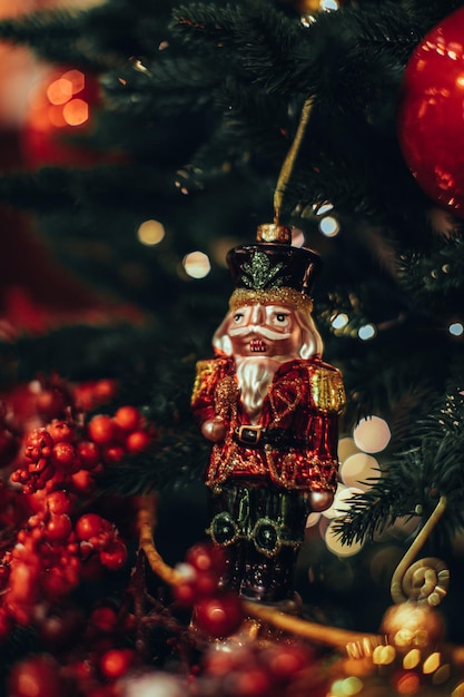 Jouet de Noël Casse-Noisette accroché à l'arbre de Noël. Décor de fête, détails du nouvel an
