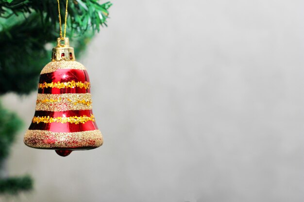 Jouet de Noël cloche rouge sur l'arbre de Noël