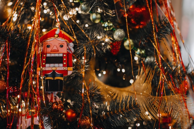 Jouet de Noël festif rétro Casse-Noisette et décorations dorées du Nouvel An accrochées au sapin de Noël