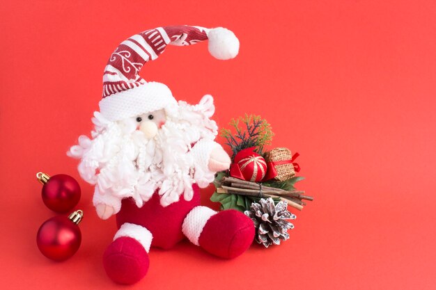 Jouet de Noël Père Noël sur fond rouge. Fermer. Espace de copie.