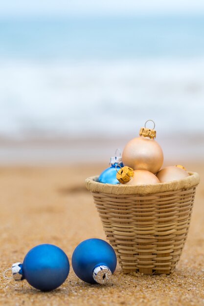 Jouet de Noël sur une plage de sable au bord de l'océan