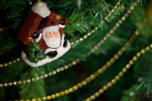 Jouet de Noël sur le sapin de Noël scintillant