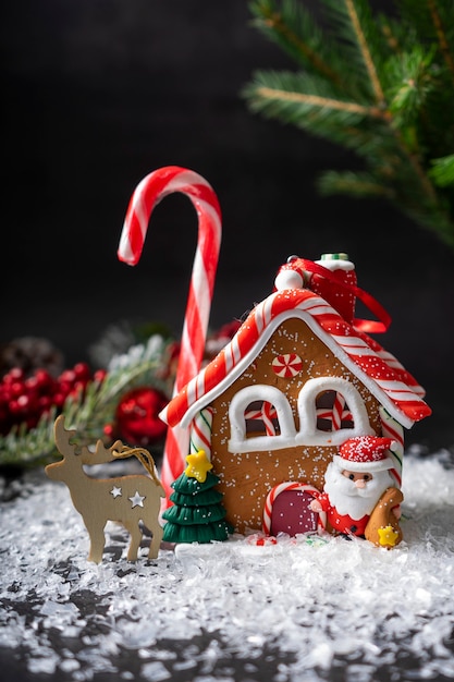 Jouet de Noël sous la forme d'une maison en pain d'épice en céramique