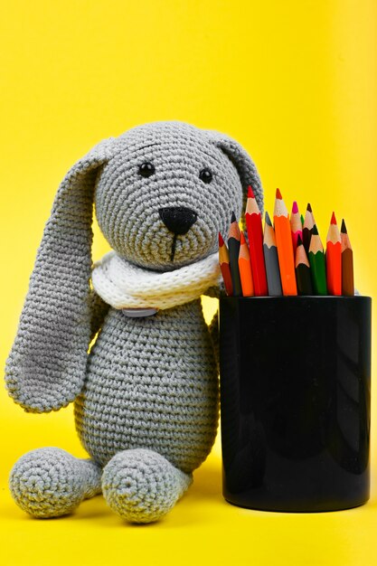 Jouet en peluche avec des crayons gros plan