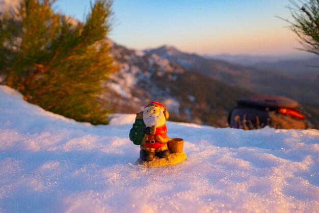 jouet père noël sur la neige