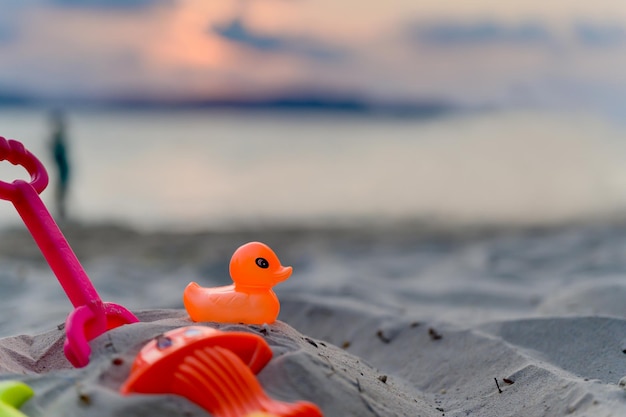 Jouet pour enfant avec fond de plage au coucher du soleil. Concept de détente et de loisirs pendant la saison estivale et les vacances.